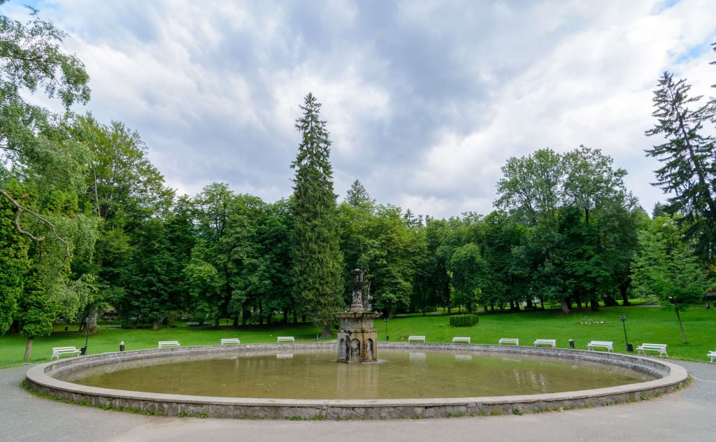 Descoperă Parcul Dimitrie Ghica: Oază de relaxare și cultură în Sinaia Parcul Dimitrie Ghica